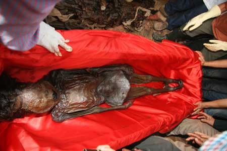 VIDEO: Discover the Mysteries of an Ancient Tomb Containing 300 Years Old Mummy in Hanoi, Vietnam