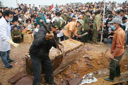 VIDEO: Discover the Mysteries of an Ancient Tomb Containing 300 Years Old Mummy in Hanoi, Vietnam