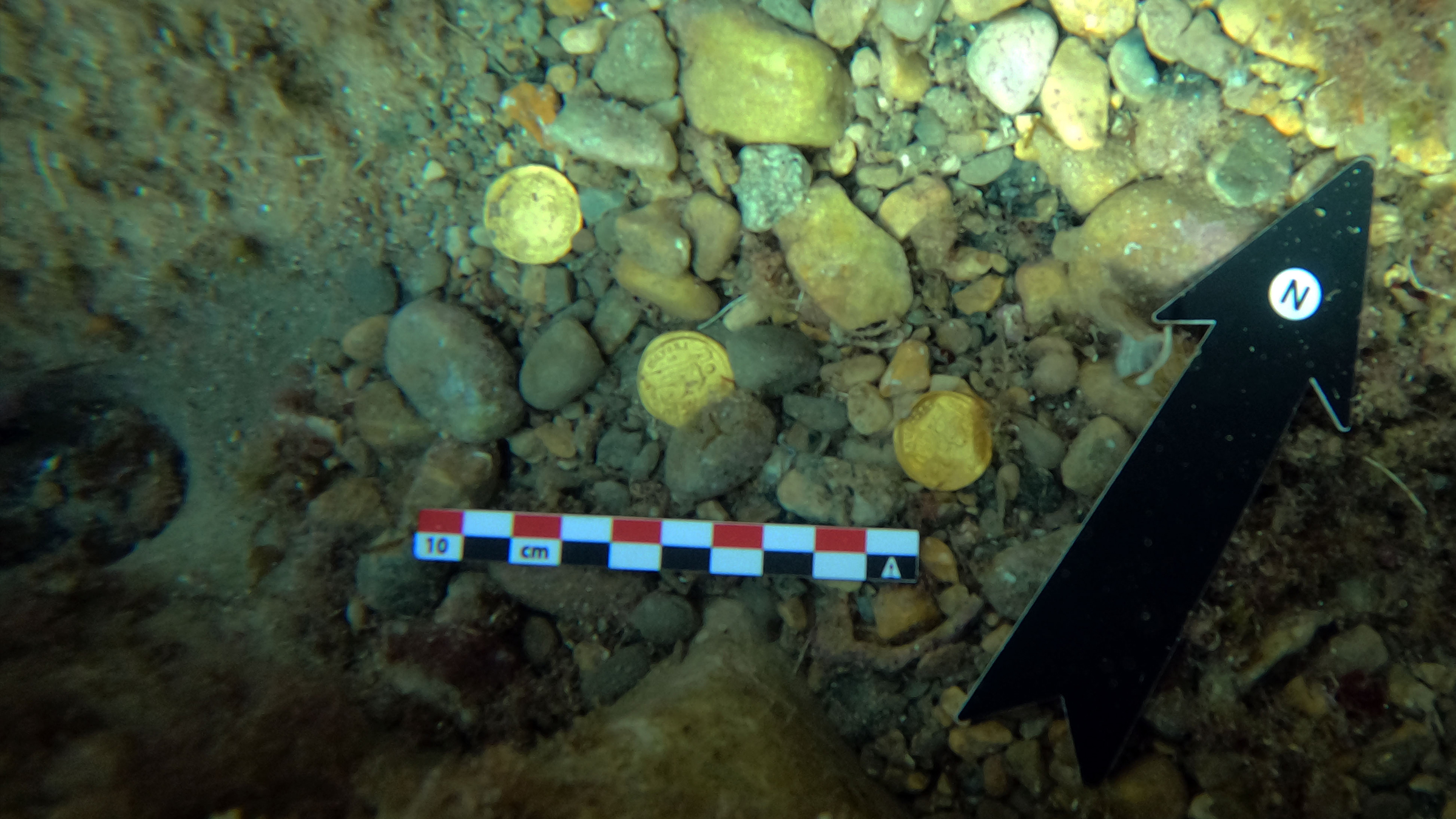 Amateur freedivers find gold treasure dating to the fall of the Roman Empire | Live Science