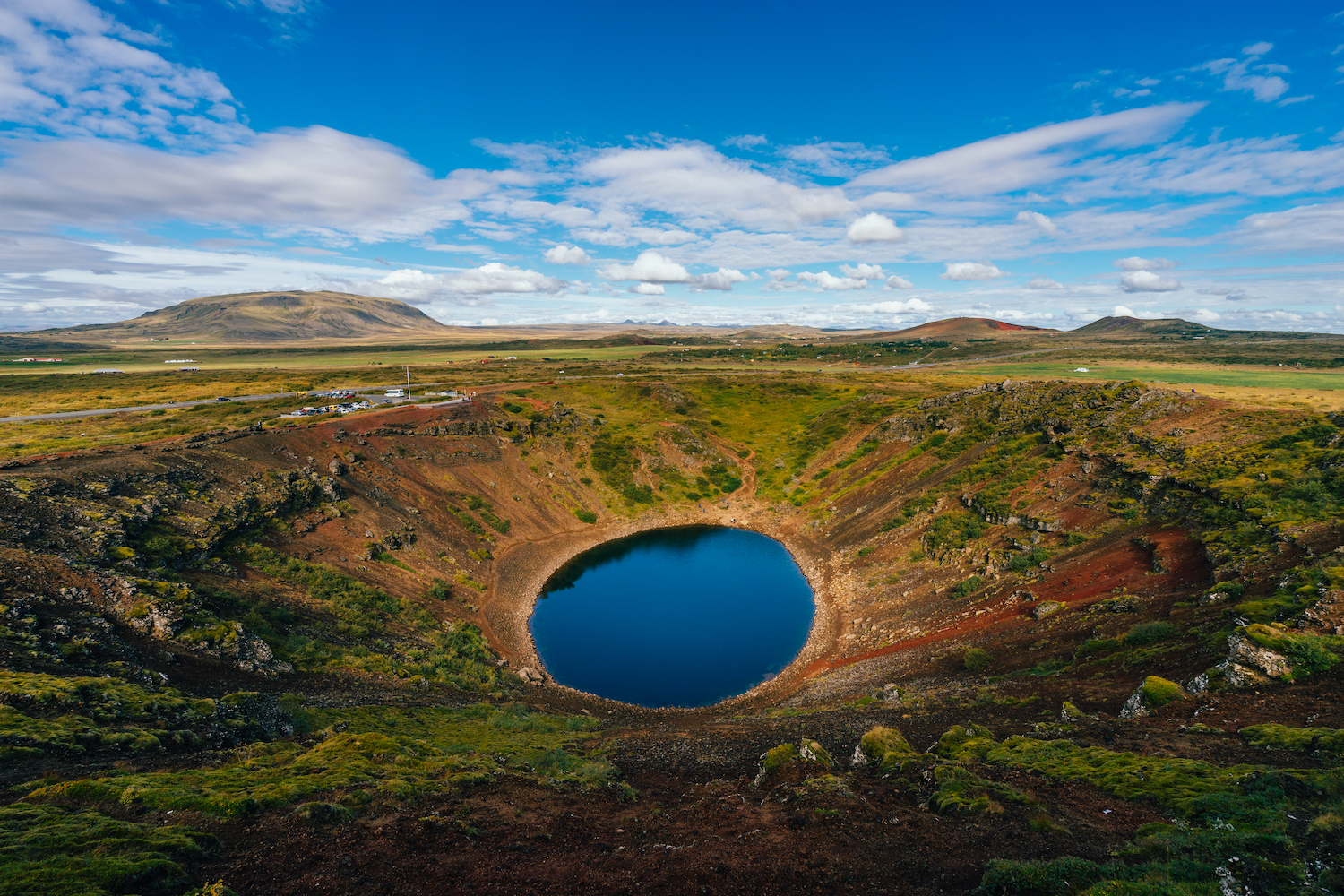 "Keri,,Un,lago,del,cráter,volcánico,en,la,ruta,del,círculo,dorado,de,Islandia.