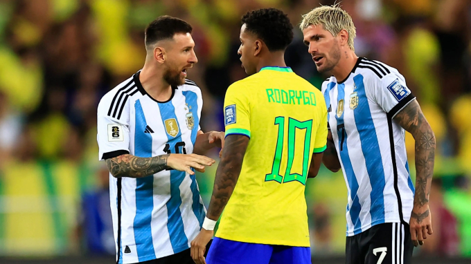 Being criticized for being cowardly by a player his age, Messi angrily grabbed his opponent's neck with his hand and responded harshly - Photo 3.