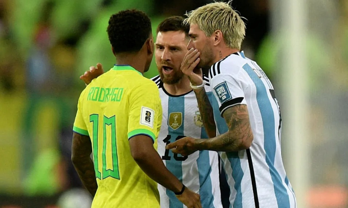 Being criticized for being a coward by a player his age, Messi angrily grabbed his opponent's neck and responded harshly - Photo 2.