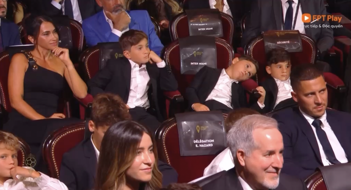 The 3 sons of the Messi family showed anti-fan expressions when their father received the 2023 Golden Ball - Photo 3.