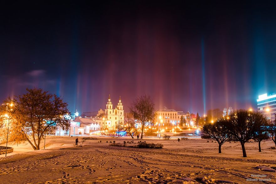 Un pilar mágico de luz brilla en el cielo nocturno