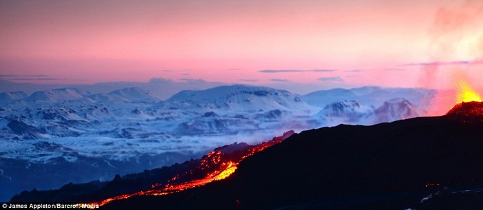 Dòng chảy của dung nham làm sáng rực một góc trời tại Fimmvorouhals, Iceland.